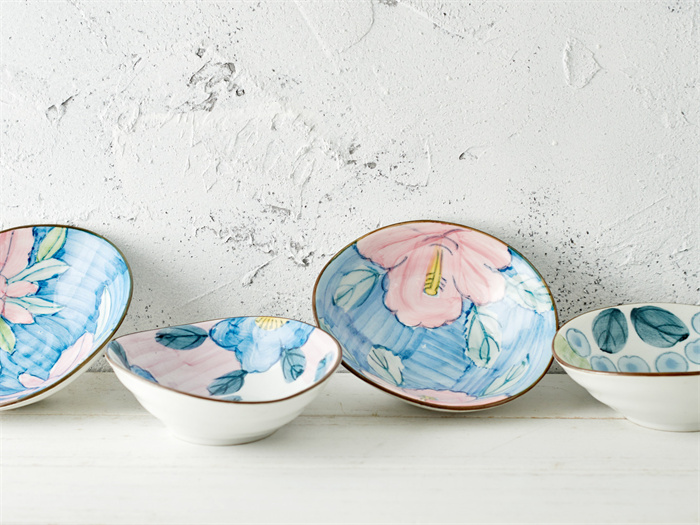 ¿Cuáles son las materias primas comunes para la cerámica?